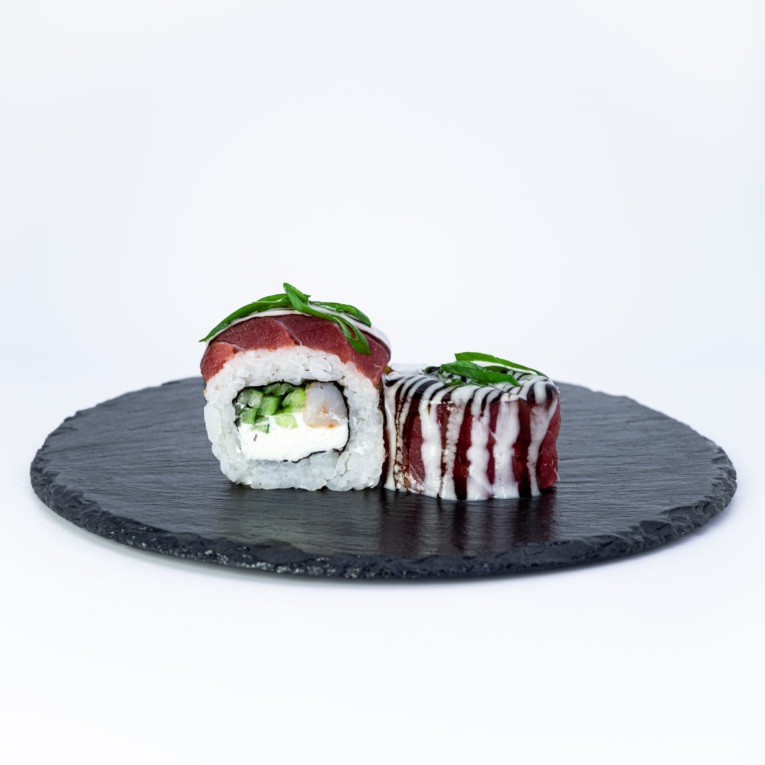 Фирменный ролл с тунцом и кремом васаби